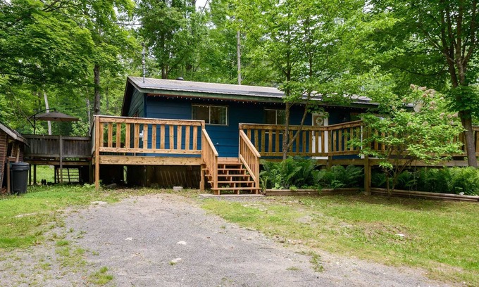 Mississippi Mills House | Modern Cabin Retreat with Patio & Outdoor Firepit