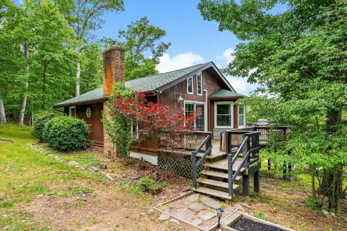 Berkeley Springs Ski Chalet | Modern Cabin w Mountain View Hot Tub & Fire Pit