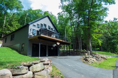 Monticello Ski Chalet | Modern Chalet with Hot Tub and Lake Access