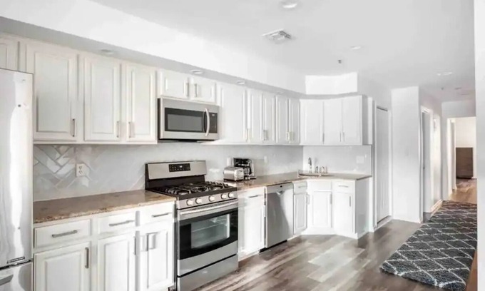 Weehawken Apartment | Modern Charming 3-bedroom apartment 15 mins to NYC!