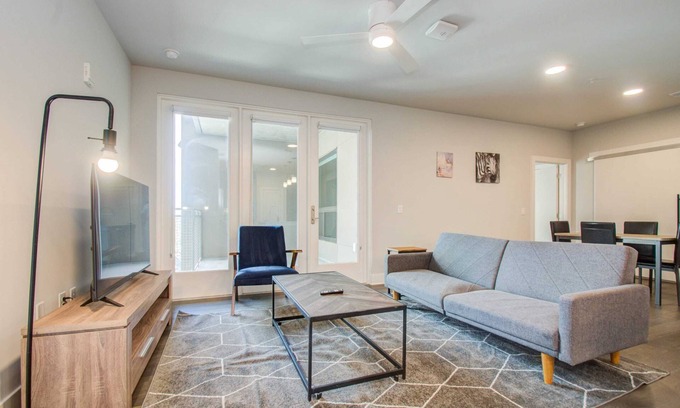 Greater Heights Apartment | Modern Chic 3BR in Houston Heights by Stay Gia