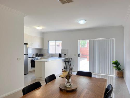 Wagga Wagga Apartment | Modern City Townhouse with all the Comforts