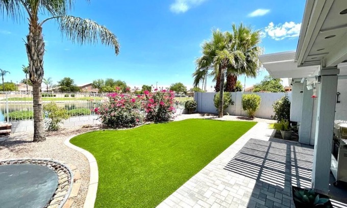 Desert Sands Golf Country House | Modern & clean home with lake view