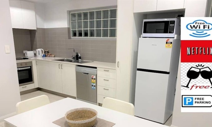 Cloverdale Apartment | MODERN CLOSE AIRPORT/SHOPS FREE NETFLIX WINE WIFI