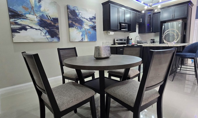 Barbican Apartment | Modern corporate Travel apartment in Central Kingston close to all ammenities
