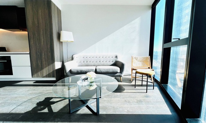 Melbourne Central Business District Apartment | Modern Cosy CBD Apartment With Luxury Indoor Pool, Jacuzzi, Sauna & Steam Room