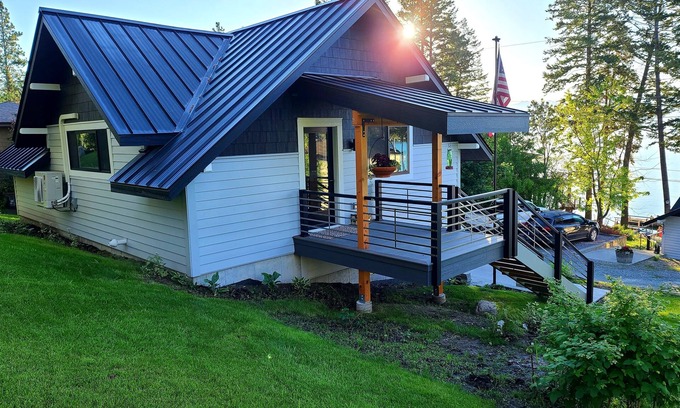Somers House | Modern cottage with amazing views of Flathead Lake and the Rocky Mountains