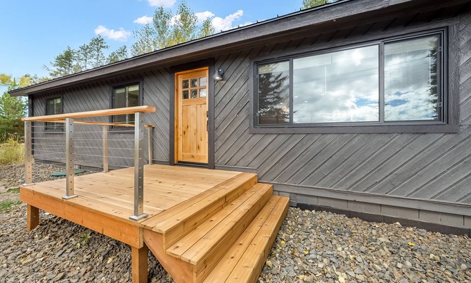 Donnelly House | Modern Cozy Cabin with view of Tamarack 5 minutes to lake and ski resort