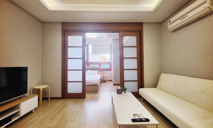 Yeoksam Apartment | "Modern&Cozy Room in the Heart of Gangnam- Perfect for Business&Travel!"