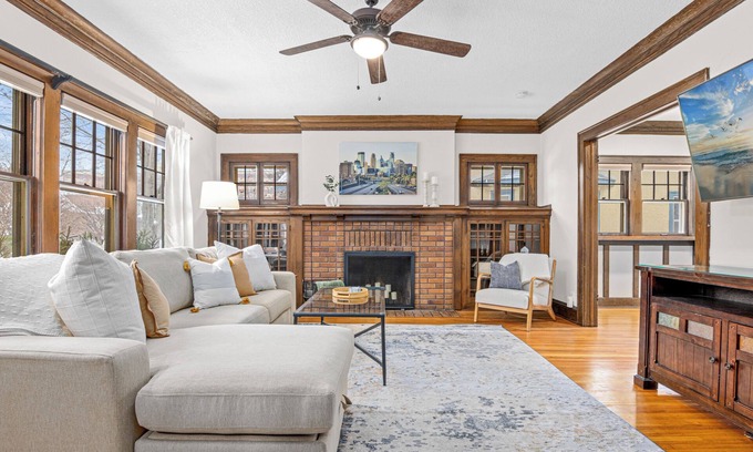 East Harriet Apartment | Modern Craftsman - East Harriet - 3 min to Lakes
