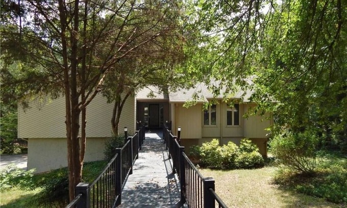 High Point House | Modern Decor House in quiet and safe neighborhood