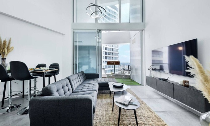 Tel Aviv Apartment | Modern Duplex with Sea View & Mamad
