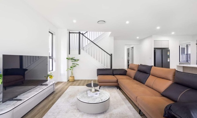 Rochedale House | Modern Elegance: Spacious 5BR Retreat in Rochedale