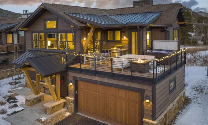 The Highlands House | Modern Elegance, Stunning Mountain Views, Hot Tub, Fire Pit, Walk to River!