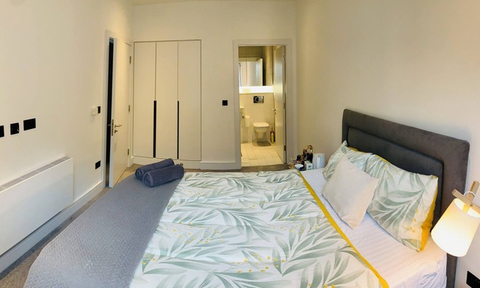 North Wall Apartment | Modern En-suite bedroom located in the heart of Dublin city centre