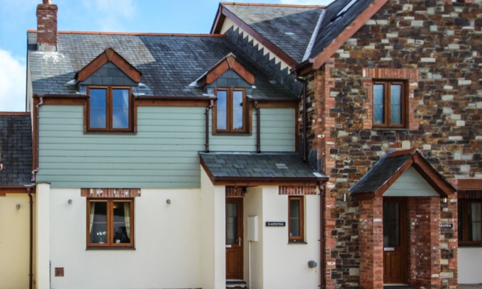 Wadebridge Cottage | Modern family getaway with super-fast broadband. 10 minutes’ drive from beach.