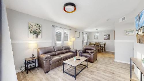 Jewell Heights - Hoffman Heights House | Modern Family Home with Three King Beds Near VA & Anschutz