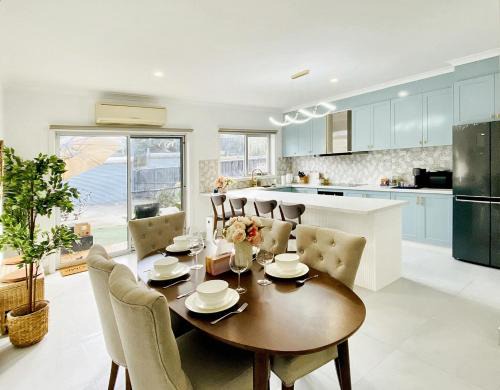 Yarraville House | Modern Family Oasis - 4BR, Free Parking, Steps to Shops & Train
