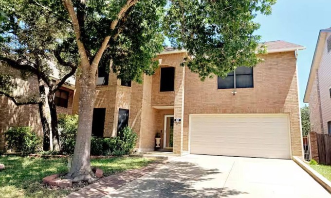 Braun's Farm House | Modern Family Retreat/Stylish 3BR + GAMEROOM Near Six Flags & SeaWorld