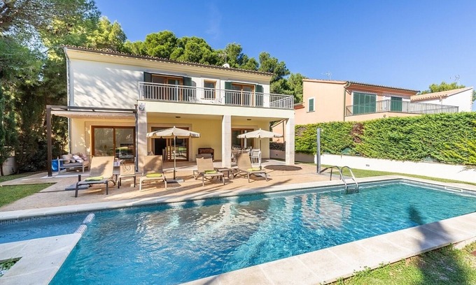 Mal Pas-Bon Aire Villa | Modern Family Villa, A/C, Private Pool, 5 mins walk to Two Beautiful Beaches in Mal Pas, Alcudia!