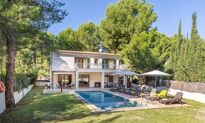 Mal Pas-Bon Aire Villa | Modern Family Villa, A/C, Private Pool, 5 mins walk to Two Beautiful Beaches in Mal Pas, Alcudia!