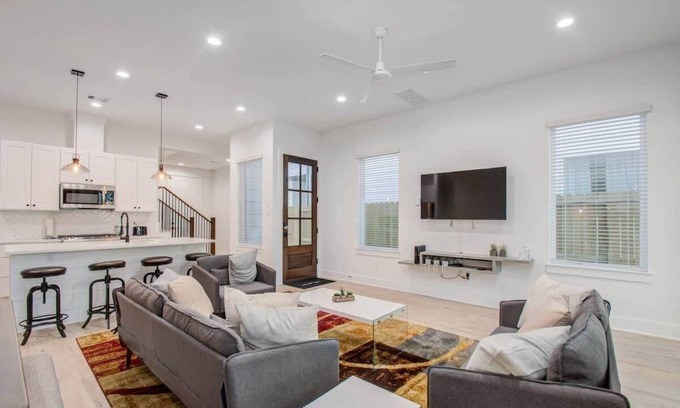 Northside House | Modern Farmhouse, Mins Restaurants & Attractions