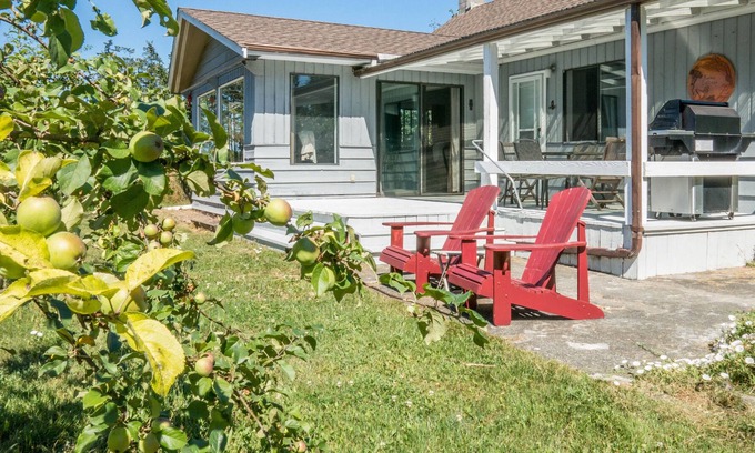Regional District of Nanaimo House | Modern farmhouse on acreage with mountain view