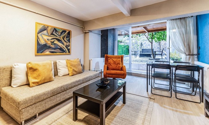 Rasimpasa Apartment | Modern Flat with Backyard in Kadikoy