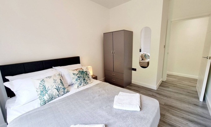 Woolwich Riverside Apartment | Modern Flat with City Views in Woolwich