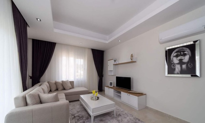 Avsallar Apartment | Modern Flat with Shared Closed Pool in Alanya