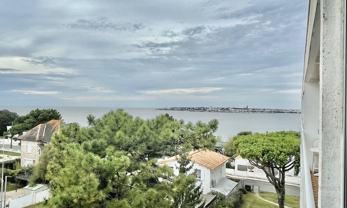 Saint-Georges-de-Didonne Apartment | Modern apartment, sea view, elevator