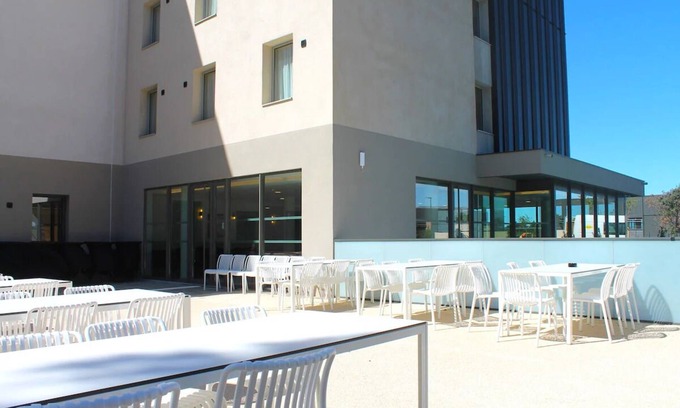Signes Hotel | Modern Getaway w/Pool Access - Comfort & Convenience Near Local Attractions