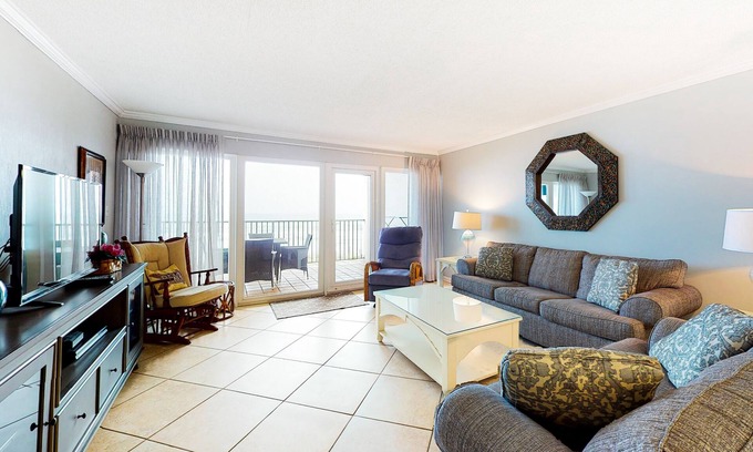 Miramar Beach Condo | Modern Gulf-front condo with beach setup - close to restaurants