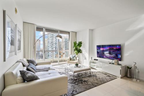 Downtown Miami Apartment | Modern High Rise One Bedroom at Icon Brickell (W)