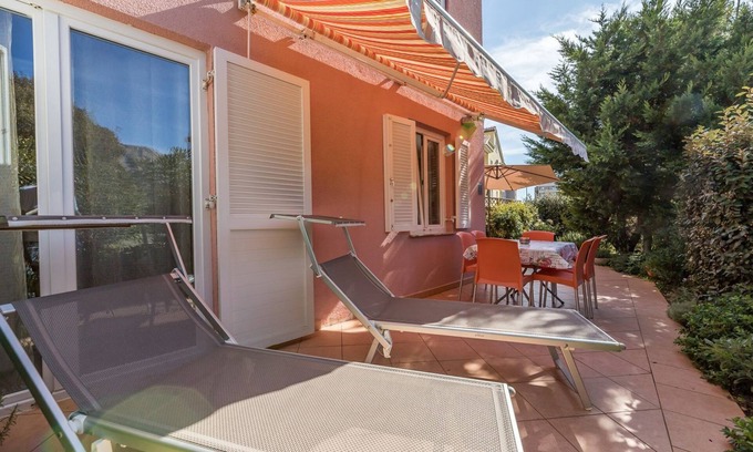 Baska Apartment | Modern holiday flat with garden, deckchair, WiFi, air conditioning