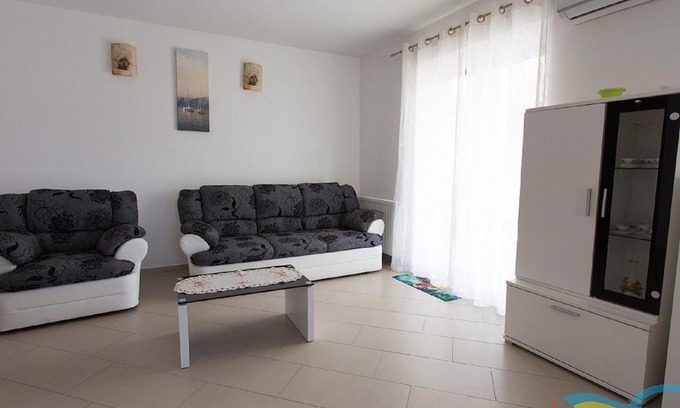 Malinska-Dubasnica House | Modern Holiday Home in Kremenici with Terrace