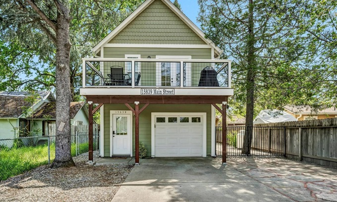 Middletown House | Modern Home in downtown Middletown! Walk to shops & restaurants!