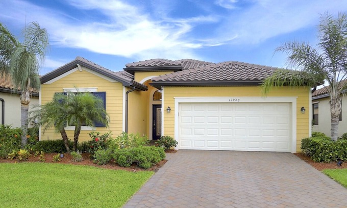 Gateway House | Modern home, mint condition. all furniture is 1 year new.