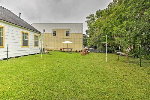 Riverside Terrace House | Modern Home with Yard Less Than 3 Miles to Houston Zoo!