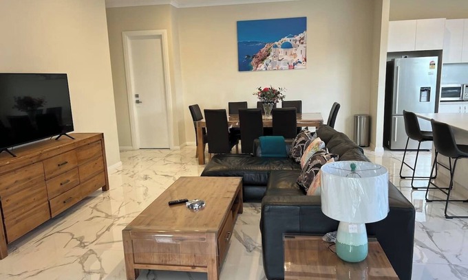 Seaton House | Modern house between Airport and Sea