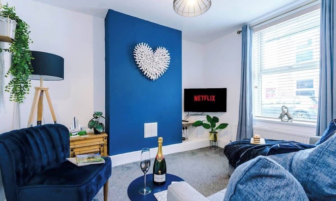 Chester Cottage | Modern house, city centre, perfect for groups!