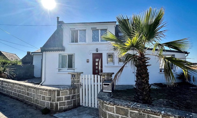 Plouhinec Villa | Modern house in Plouhinec with enclosed garden, Wifi, pets allowed, near beaches