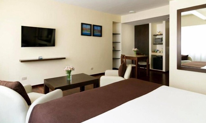 El Centro Hotel | Modern Junior Suite for Weekend Getaway near Austral University