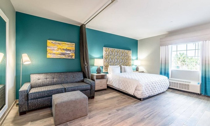 Everglades City Hotel | Modern King ADA Hotel Suite