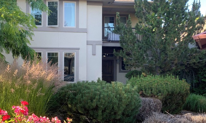 Meridian House | Modern, king beds, pools, parks, pet OK, 5 mins toYMCA ,Store and top golf