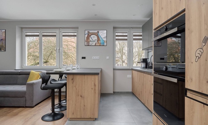 Srodmiescie Apartment | Modern Kotsisa Apartment by Renters