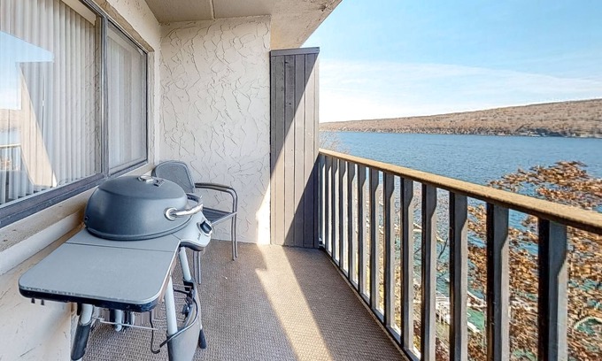 Canandaigua Condo | Modern lake-view condo near skiing with balcony, fireplace, W/D & full kitchen