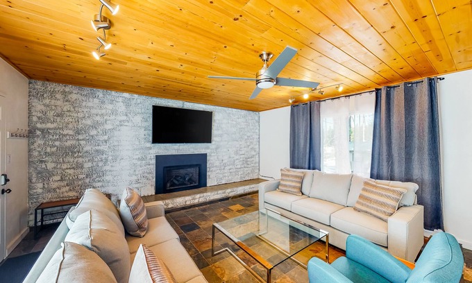 Kings Beach Ski Chalet | Modern lake-view hotel - all eight rooms - dog-friendly - near beach & golf