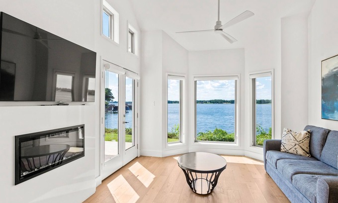 Malakoff House | Modern lake view townhome with W/D, dog friendly