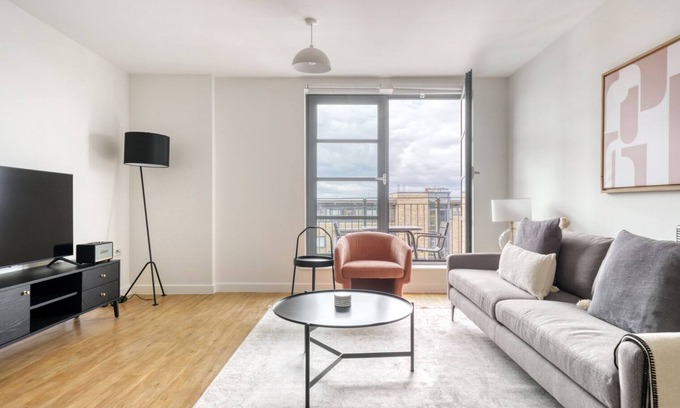Limehouse Apartment | Modern Limehouse 1BR w/Balcony, nr Tube, by Blueground